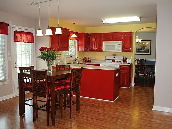 gourmet kitchen w rollouts