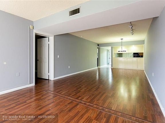3rd image of 1707 Whitehall Dr