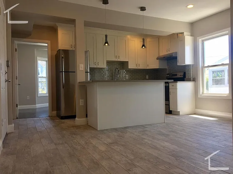 77 Linden St #2R — Photo 3