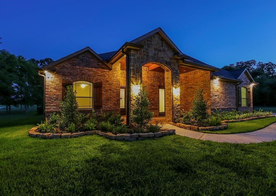 WELCOME HOME TO YOUR BEAUTIFUL 4 BEDROOM 4 FULL 2 HALF BATH 4 CAR GARAGE CUSTOM HOME IN BEAUTIFUL WESTON LAKES. THIS HOME SITS ON A 1/2 ACRE CORNER LOT ON A CULDESAC STREET WITH PLENTY OF PRIVACY.