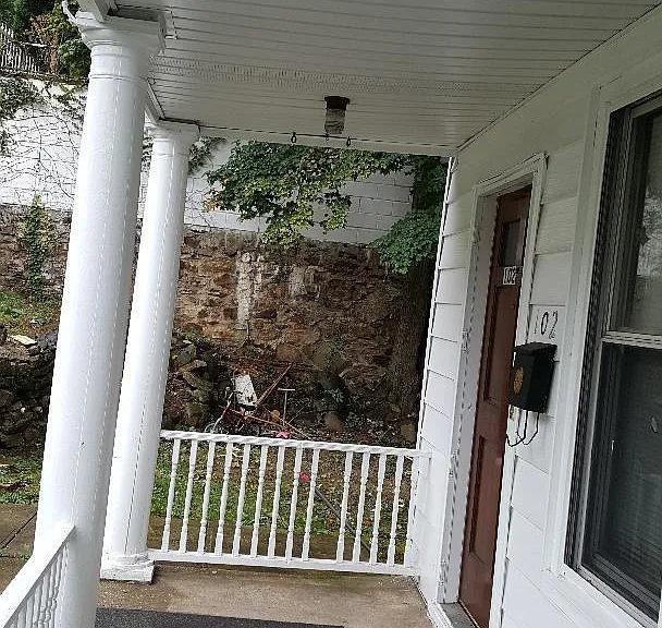 102 Courter Ave — Photo 3