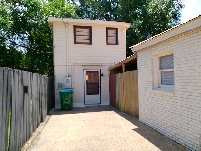 2706 Pine Ave — Photo 1