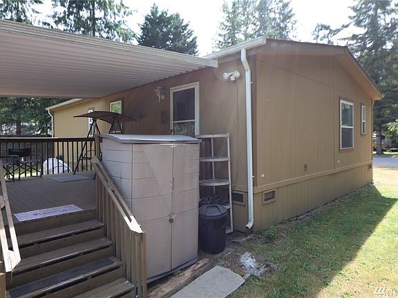 3rd image of 1022 Clubhouse Ln SE