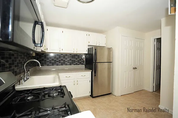 Rented by Norman Raindel, LREB | media 29