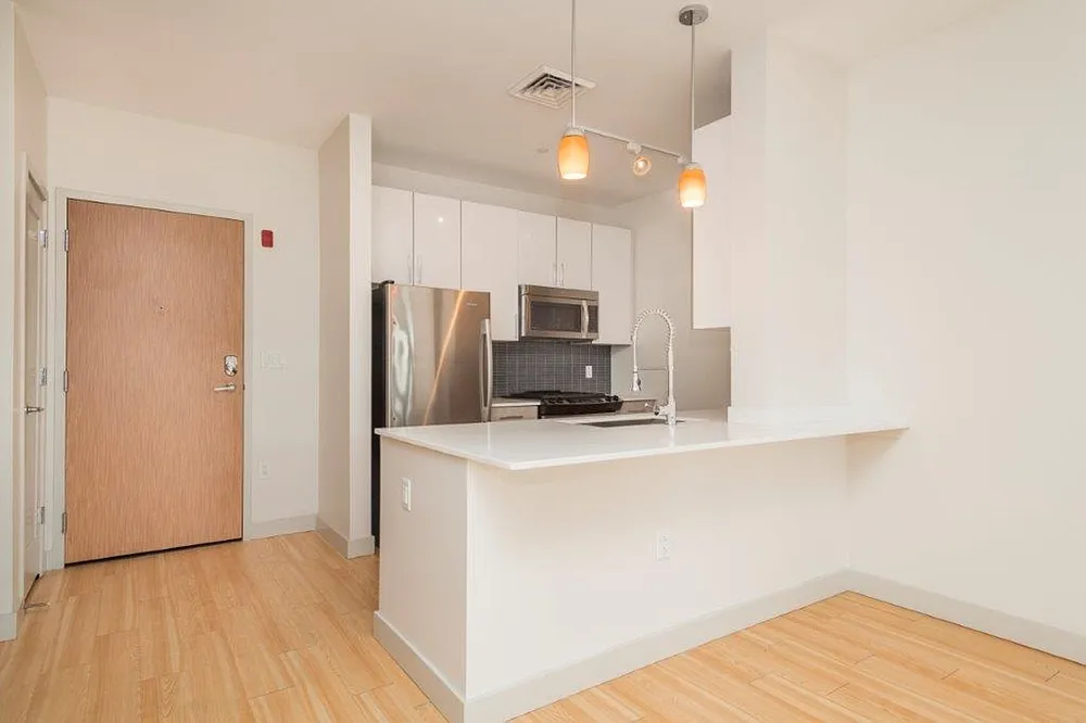 2 bed, 1031 sqft, $4,650 — Photo 3