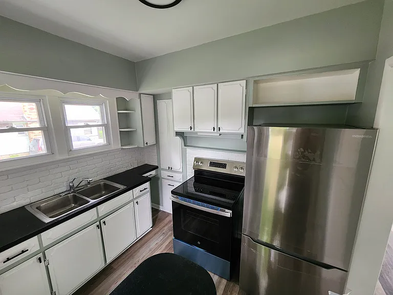 1020 Queen St — Photo 12