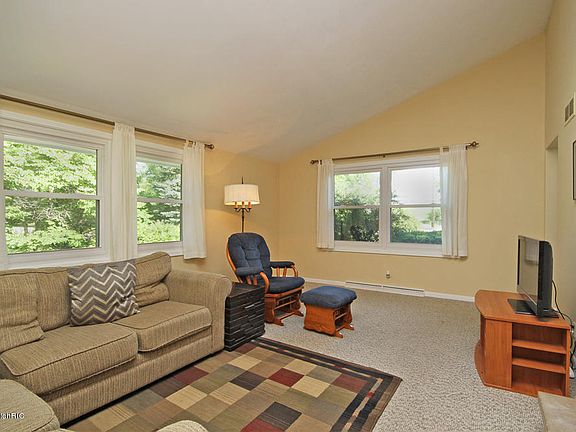 5th image of 2035 Hillsdale Ave