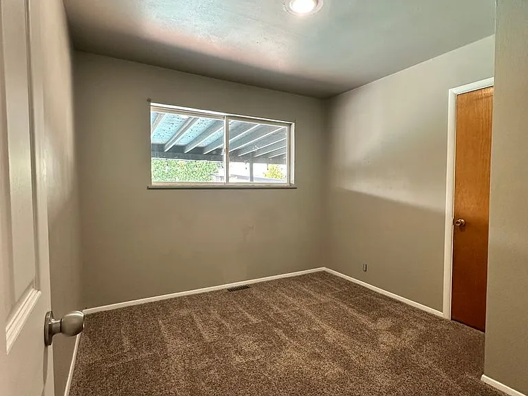 709 Schons Pl — Photo 6