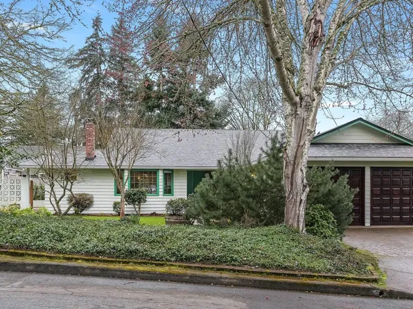 160 S Center St, Silverton, OR 97381