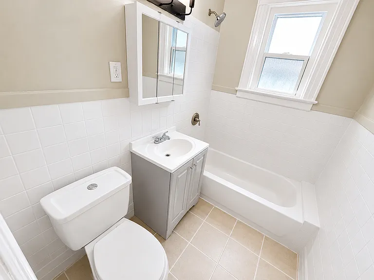 13-15 McKay Ave #2L — Photo 5