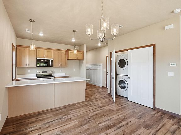 4th image of 800 N Marquette Pl
