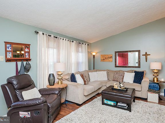 5th image of 516 East Broadway