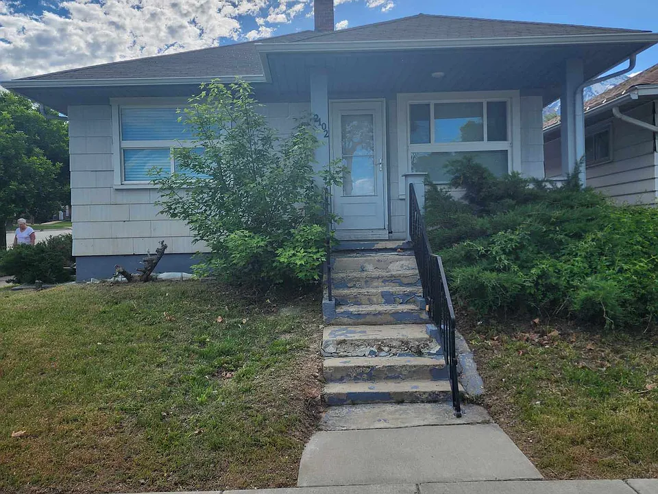 2102 Jackson Ave