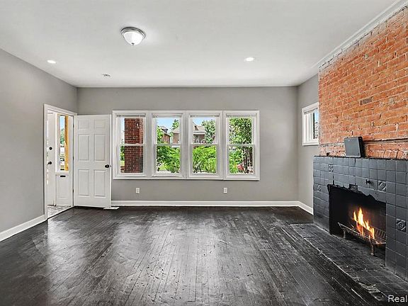5th image of 2733 Elmhurst St