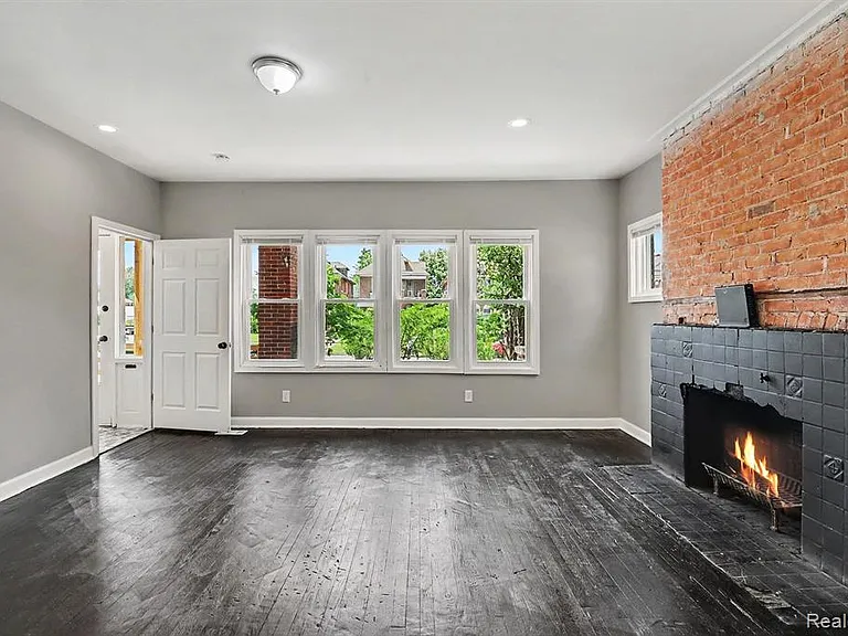 2731 Elmhurst St — Photo 7