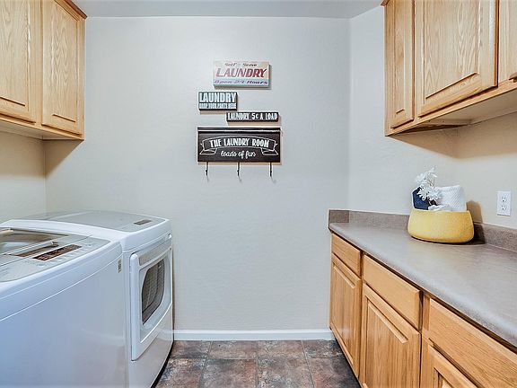 4th image of 663 W Raven Dr