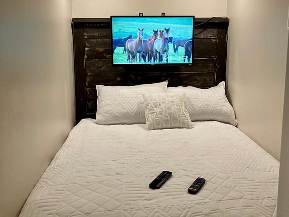 Full bed, adjustable base with remote, new plush mattress