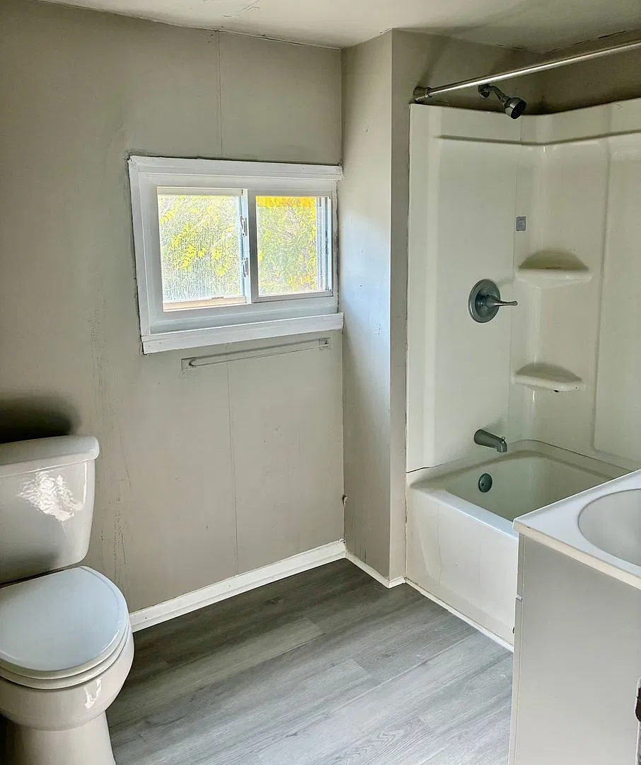 2/1 With Bonus Rooms and Huge Yard in Mt Oliver- Available NOW! — Photo 4