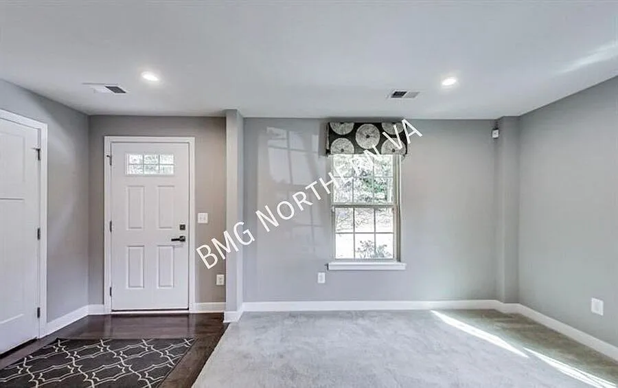 Huge and Sophisticated 4 Bed 4 Bath End Unit Townhome In Desired Heritage Community — Photo 3