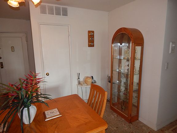 4th image of 555 McLean Ave APT 4a