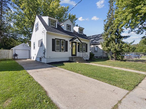 2nd image of 806 Blaine Ave