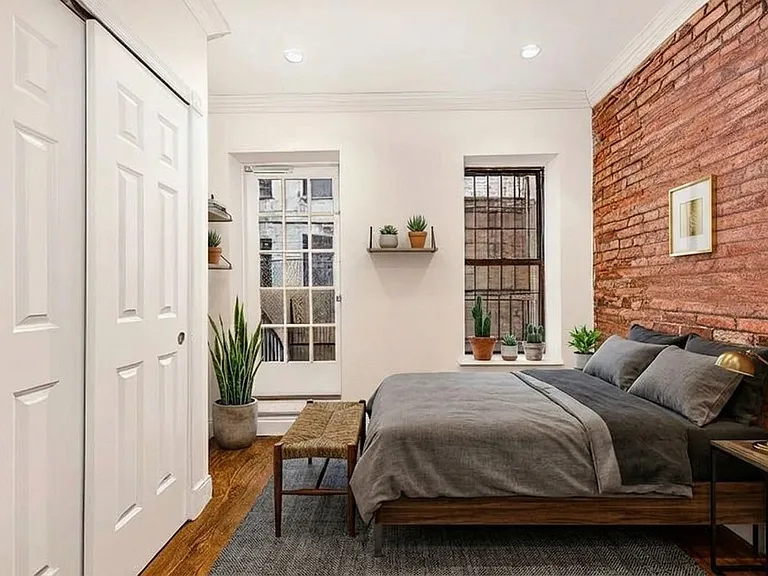 610 E 9th St #2R — Photo 4