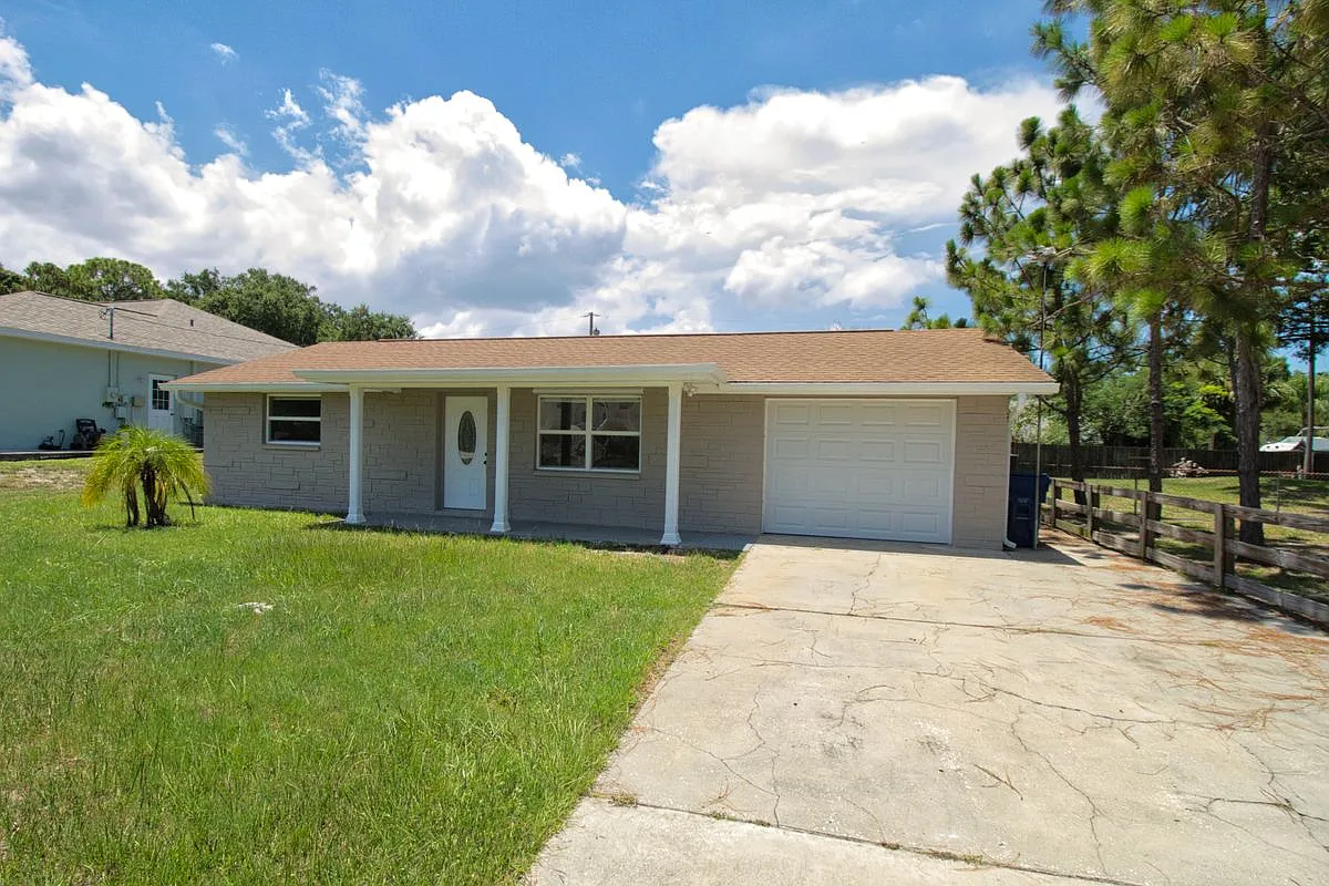2 bed, 1.0 bath, 932 sqft, $1,600 — Photo 1