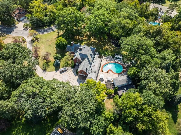 3545 Lincoln Place Dr, Des Moines, IA 50312