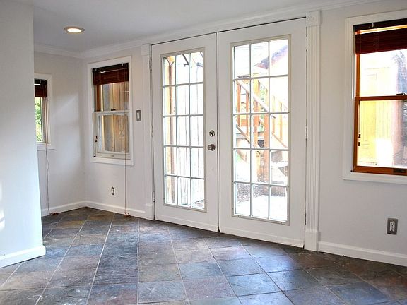 4th image of 528 Leonard St APT 1