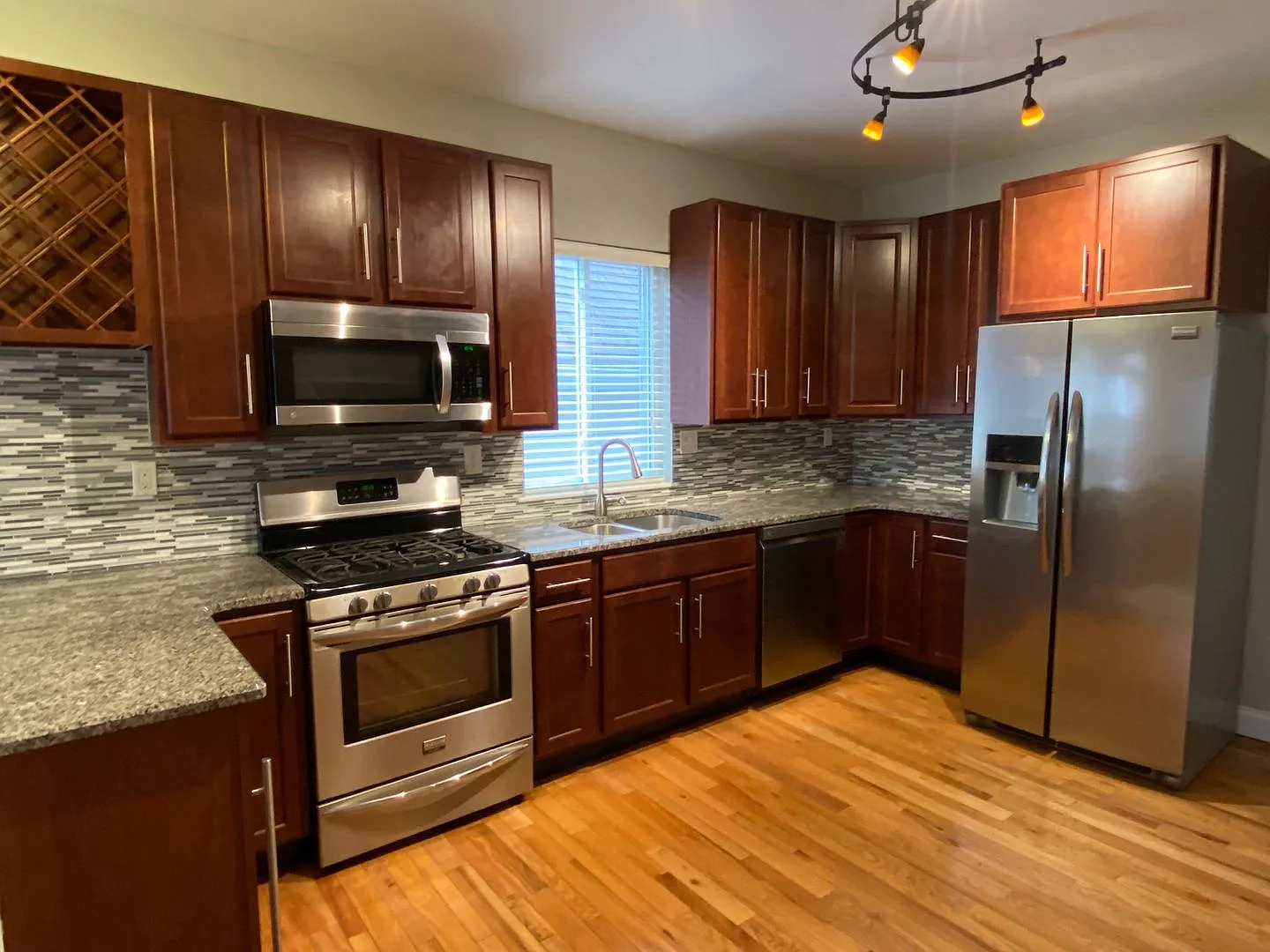 Completely Renovated Beautiful Home in the Hill — Photo 1