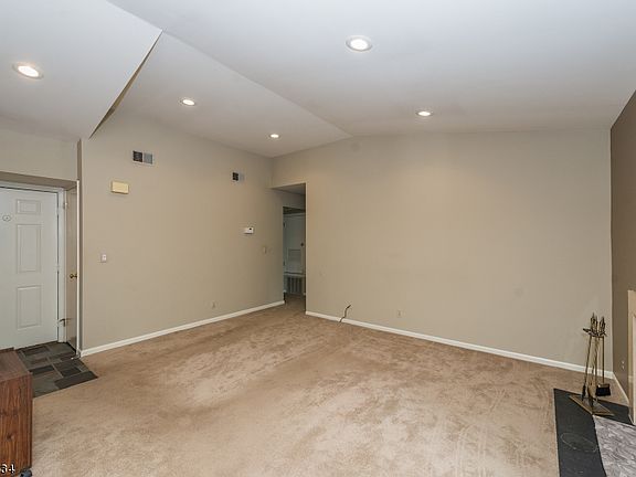 4th image of 16 Ray Ct