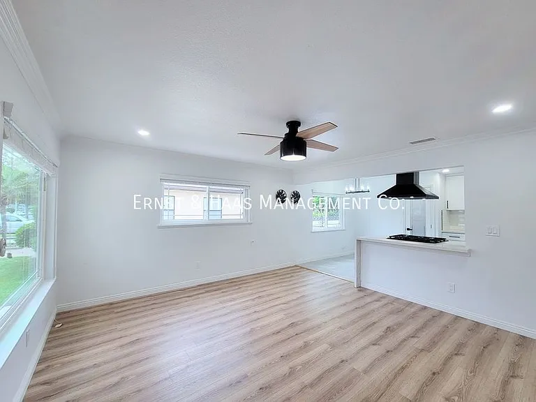5019 Ashworth St — Photo 8