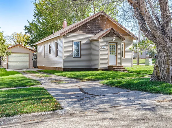 211 S 5th St, New Salem, ND 58563
