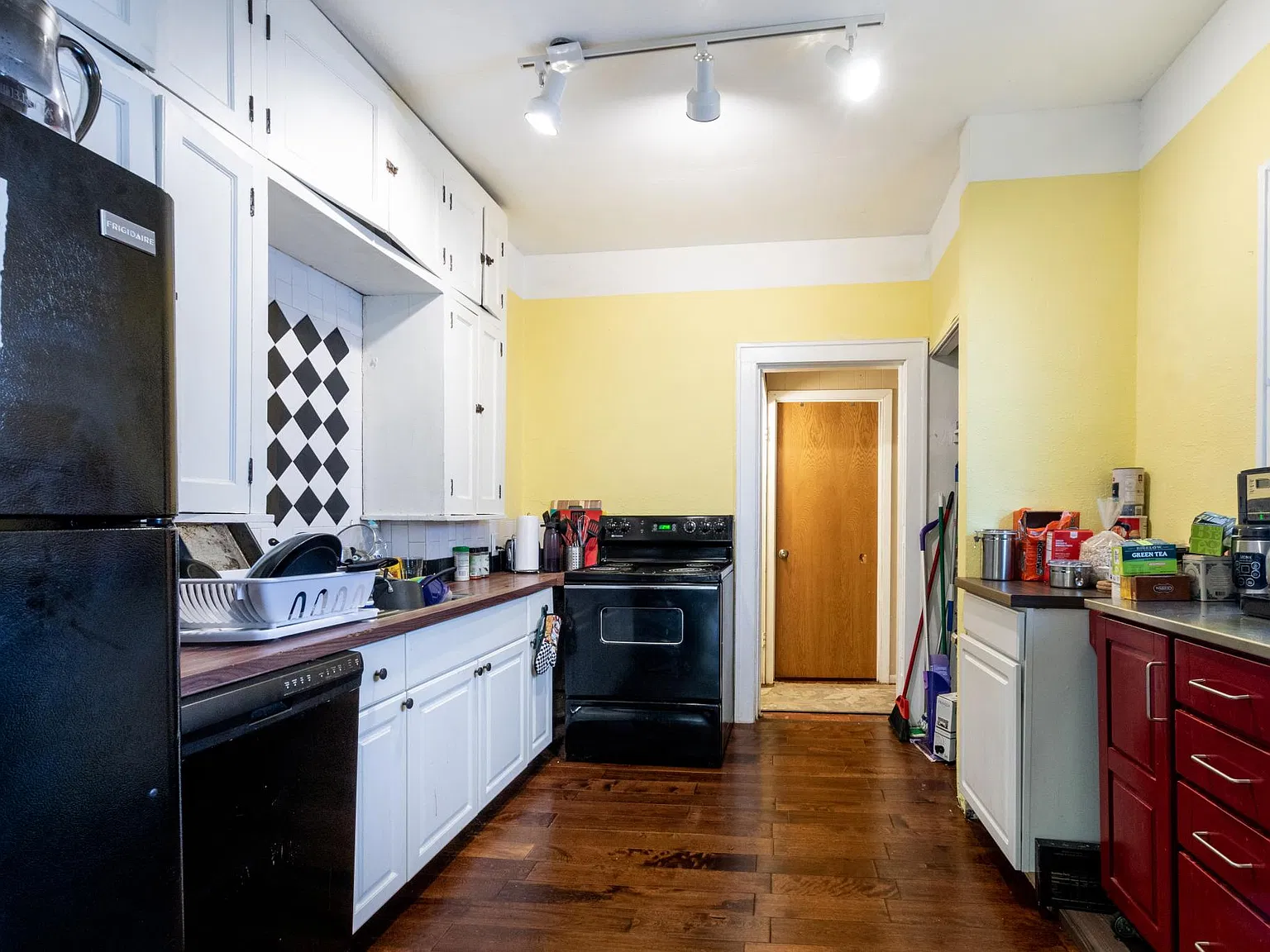 6 bed, 2000 sqft, $3,150 — Photo 4