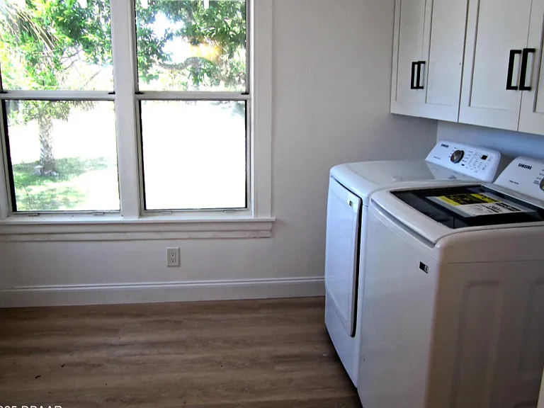 Williams St — Photo 15