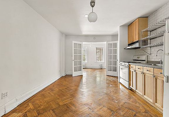 3rd image of 323 Park Pl #1