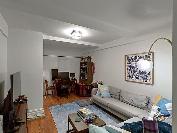5th image of 50 W 72nd St APT 710