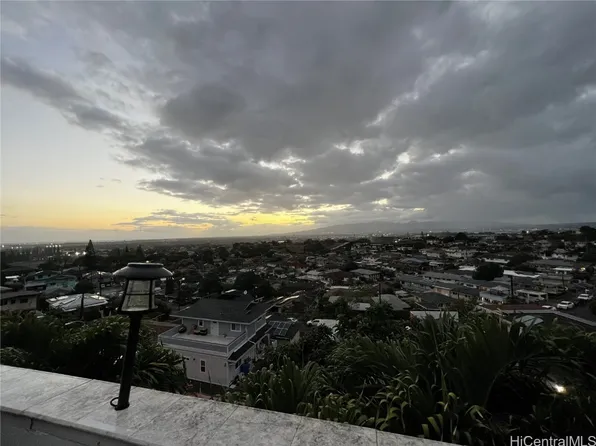 1070 Wanaka St, Honolulu, HI 96818