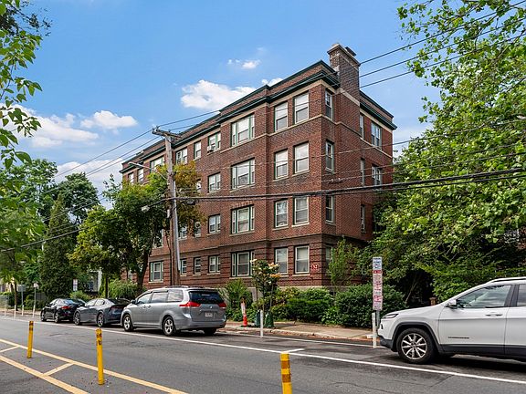 2nd image of 52 Garden St APT B2