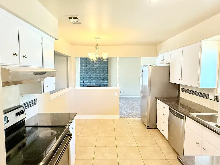 3 bed, 1284 sqft, $1,995 — Photo 2