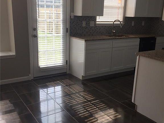 3rd image of 2233 Silverthorn Ln