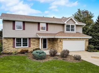 9050 S Leah Ln, Oak Creek, WI 53154