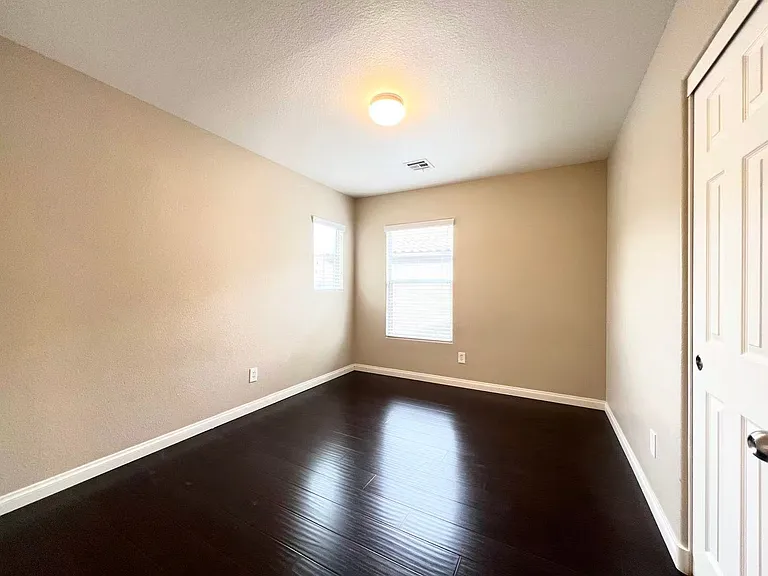 574 Redruth Dr — Photo 23