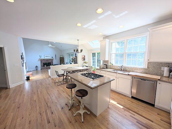 3rd image of 46 McGuiness Ln