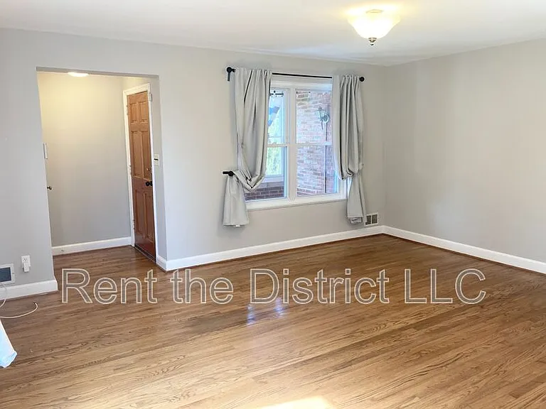 4819 8th St NE — Photo 2