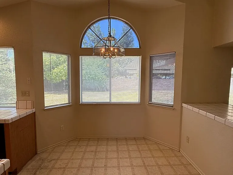 696 Harvard Ct — Photo 6