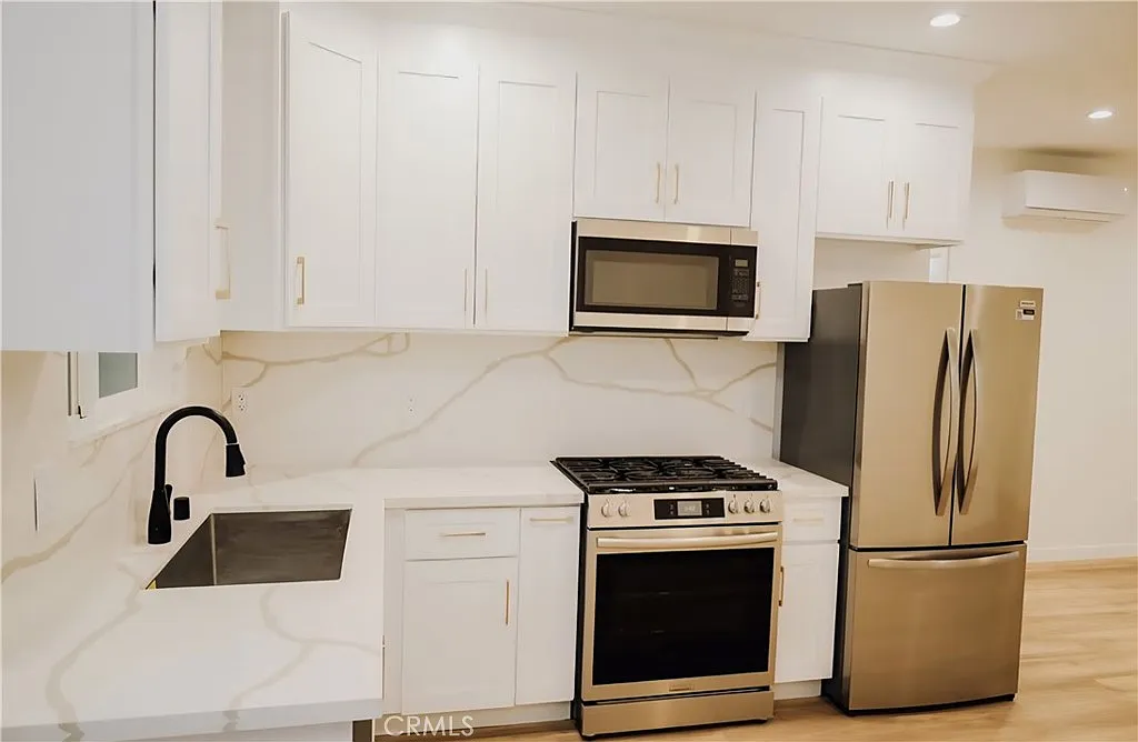 3 bed, 960 sqft, $3,750 — Photo 2