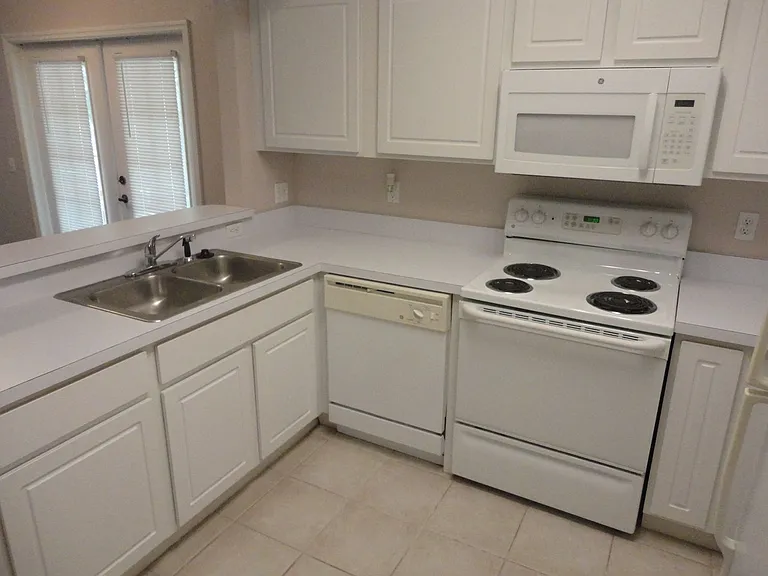 4820 SW 91st Ter #Q202 — Photo 5