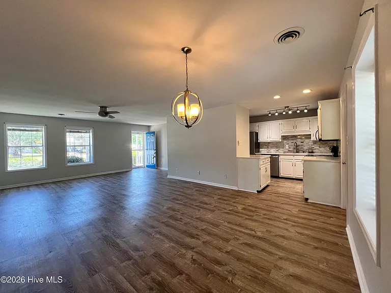 1093 Harbor Dr SW — Photo 4