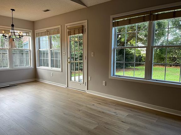 5th image of 410 Mosswood Ct